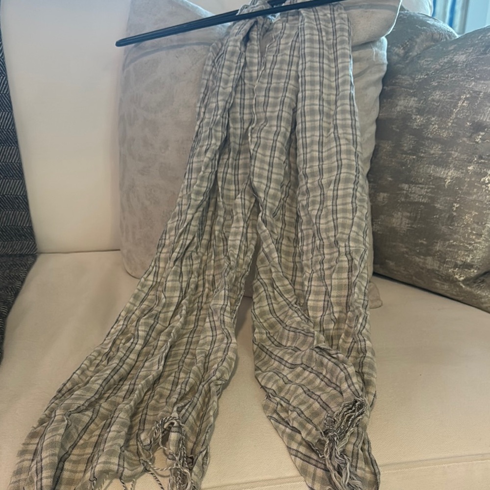 Gray & white checkered scarf.
